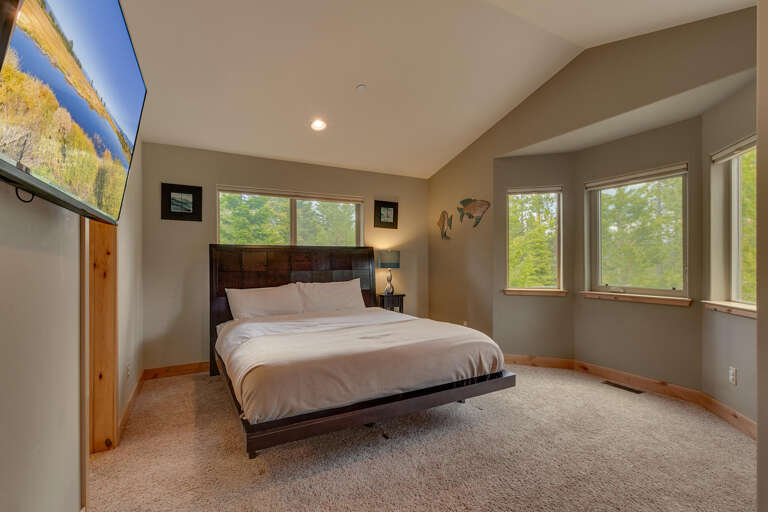 Bedroom with Queen bed