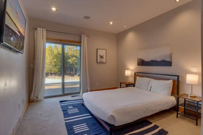 Bedroom with Queen bed