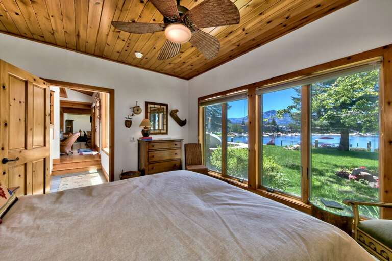 Bedroom with Queen bed