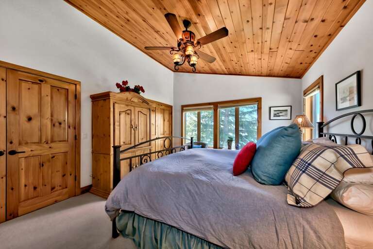 Bedroom with Queen bed