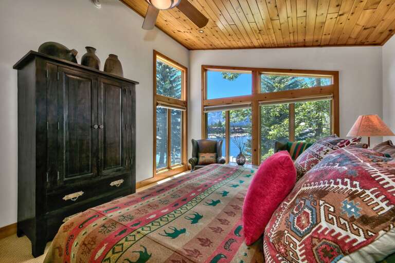 Bedroom with Queen bed