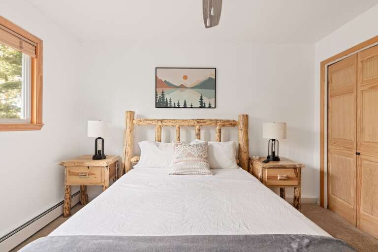 Bedroom with Queen bed