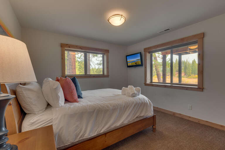 Bedroom with Queen bed