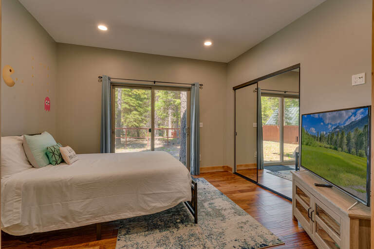 Bedroom with Queen bed & Pacman arcade Bedroom with Queen bed & Pacman arcade