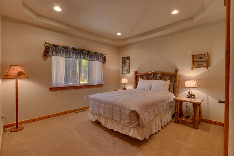 Bedroom with Queen bed