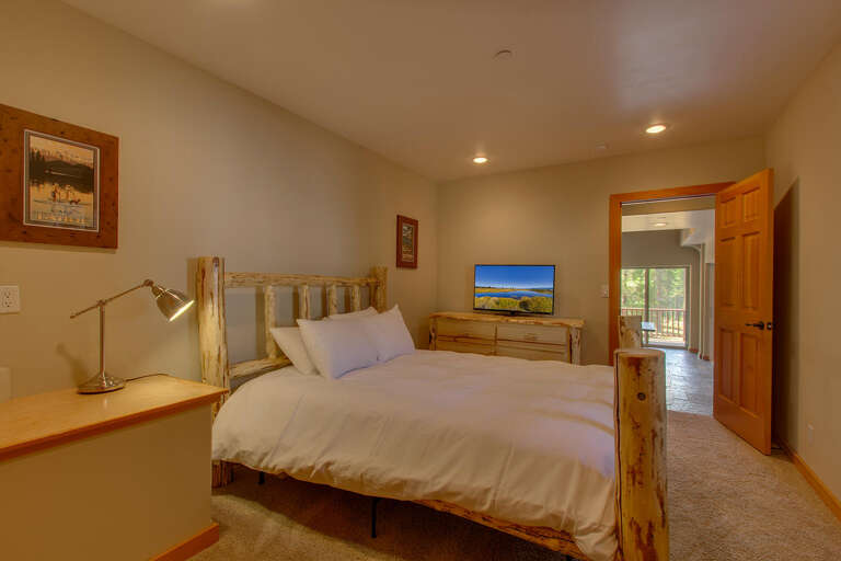 Bedroom with Queen bed