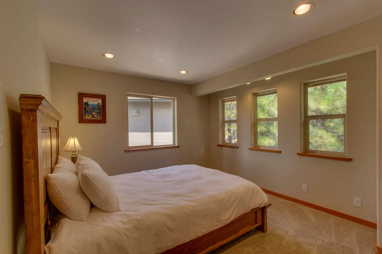 Bedroom with Queen bed