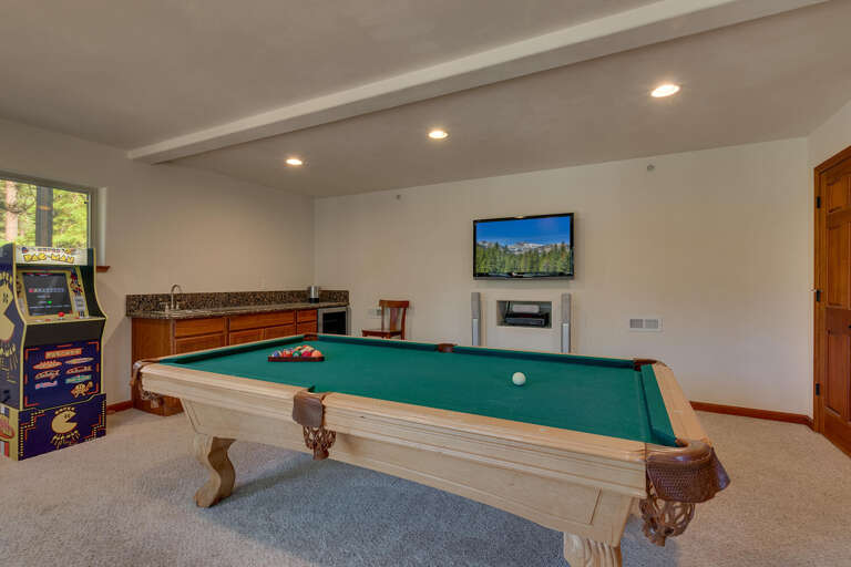 Recreation area with pool table and arcades Recreation area with pool table and arcades