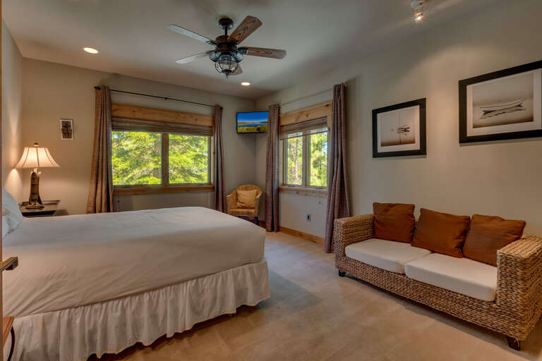 Beroom with Queen bed