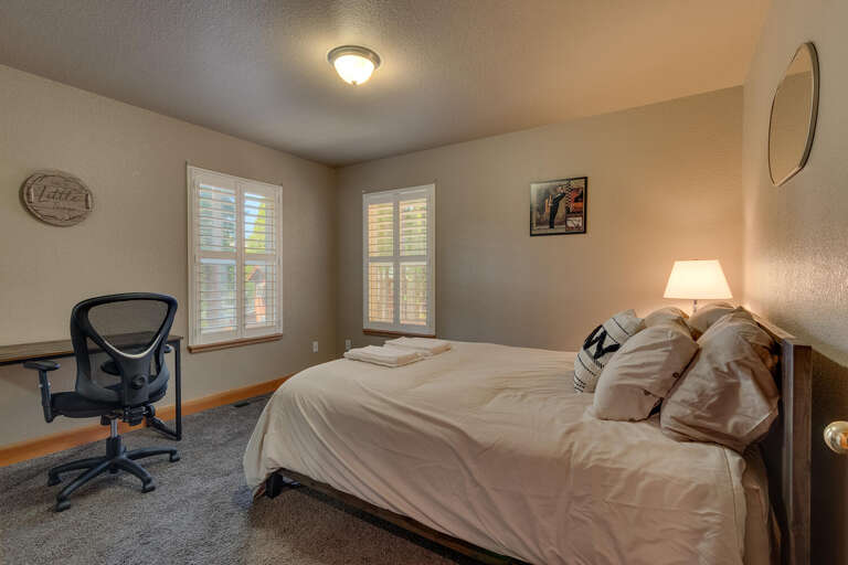 Bedroom with Queen bed