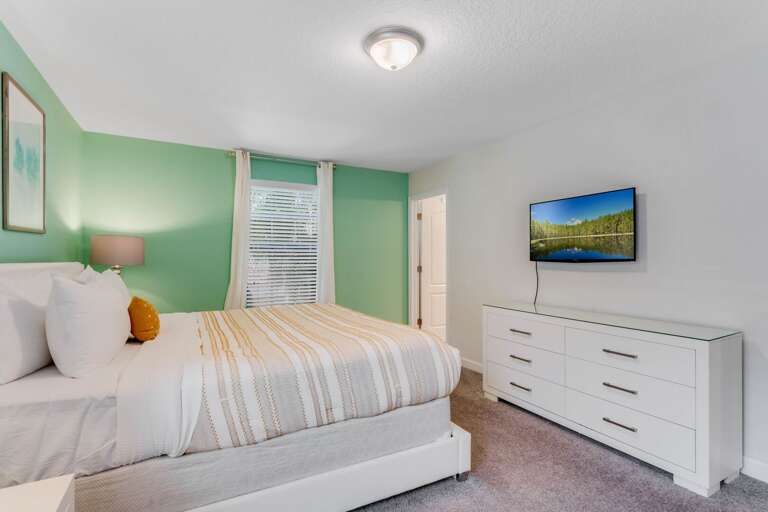 Bedroom with Queen bed