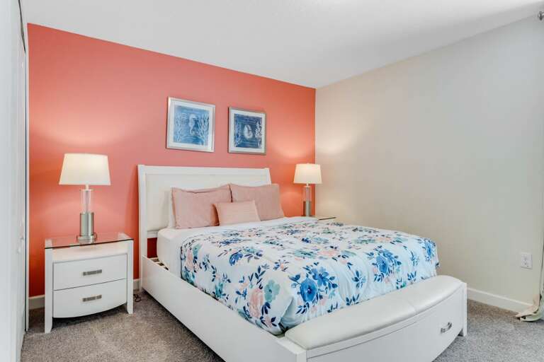 Bedroom with Queen bed