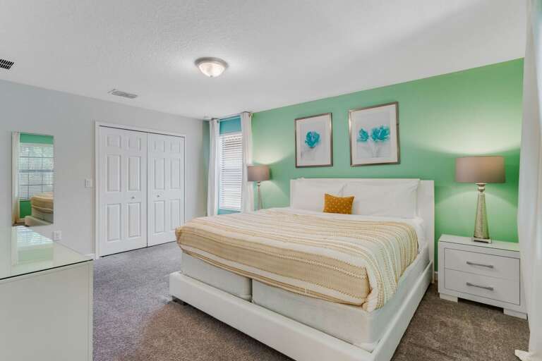 Bedroom with Queen bed