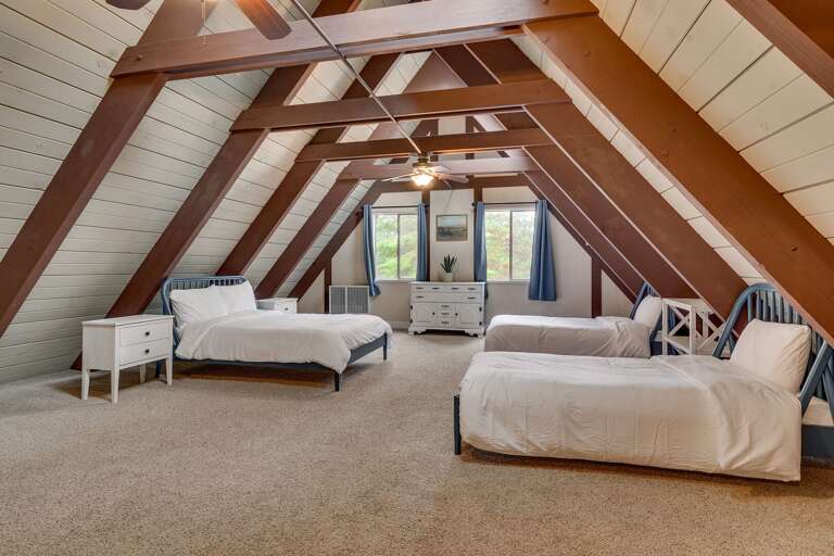 Bedroom with Queen + dual Twin beds