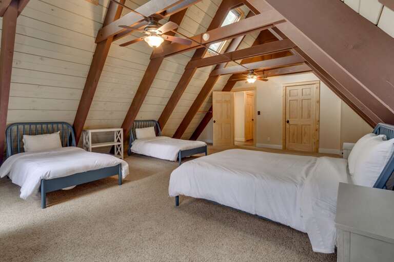 Bedroom with Queen + dual Twin beds