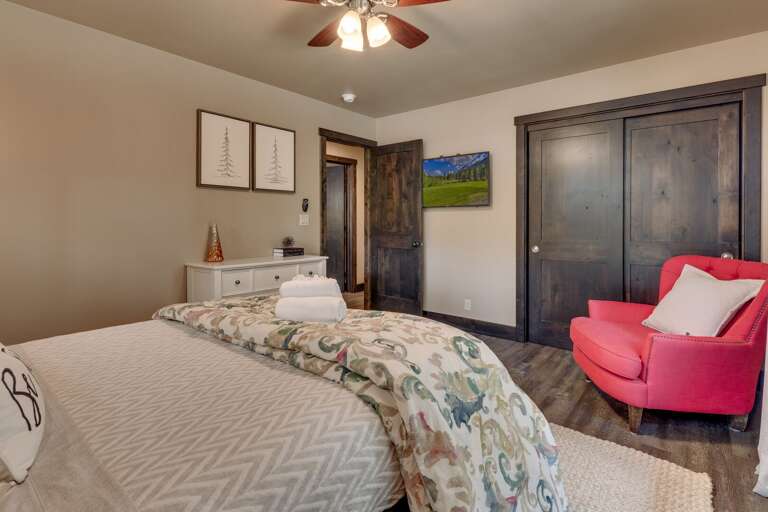 Bedroom with Queen bed