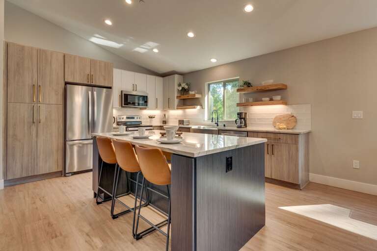 Kitchen w/ Island Seating