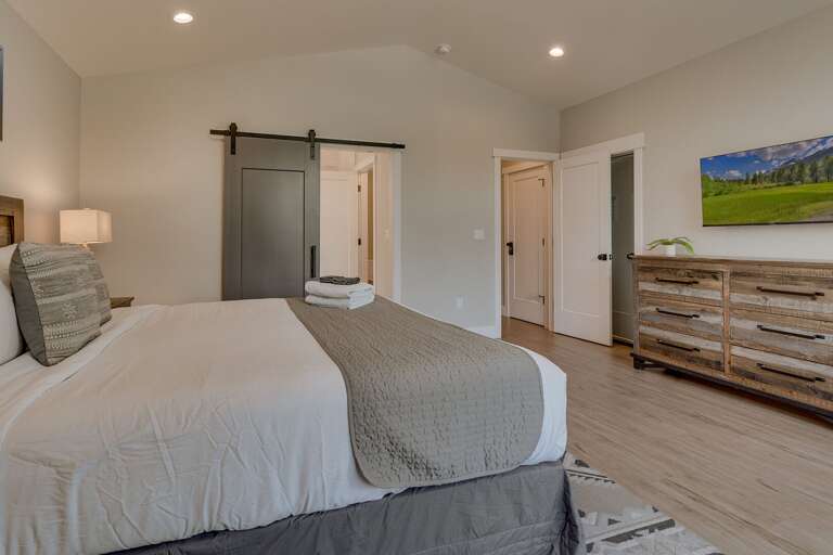 Bedroom w/ King Bed