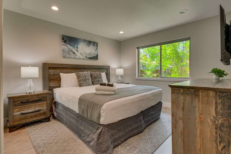 Bedroom with Queen bed Bedroom with Queen bed