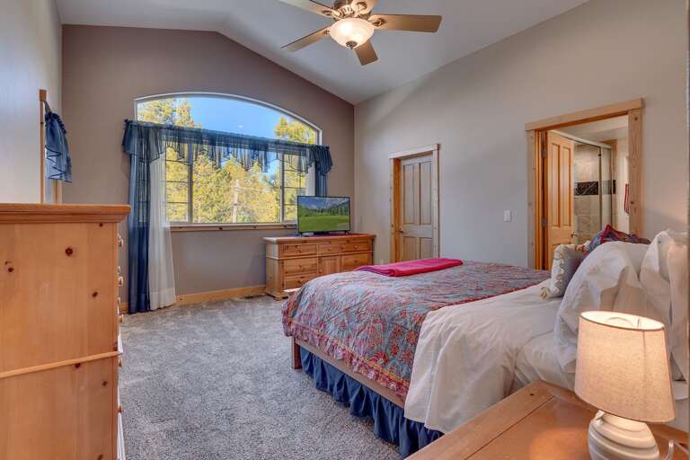 Bedroom with Queen bed