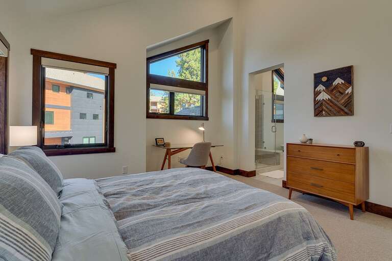 Bedroom with Queen bed