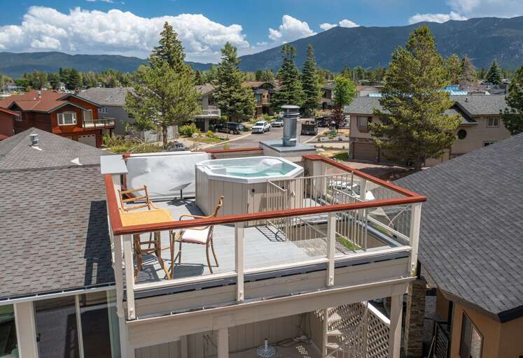 Roof top hot tub with outdoor furnitures Roof top hot tub with outdoor furnitures