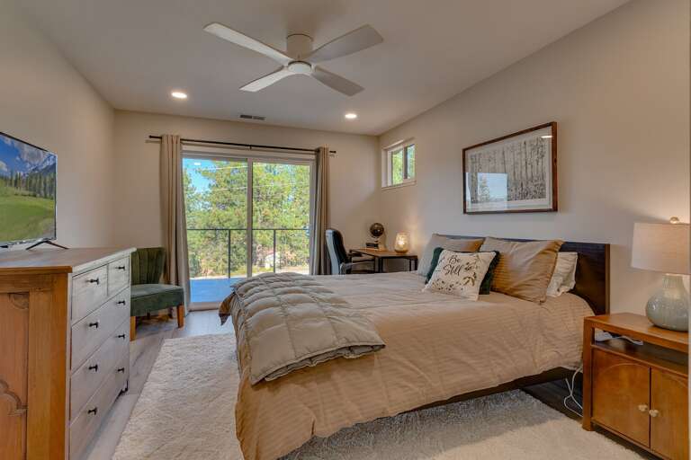 Bedroom with Queen bed