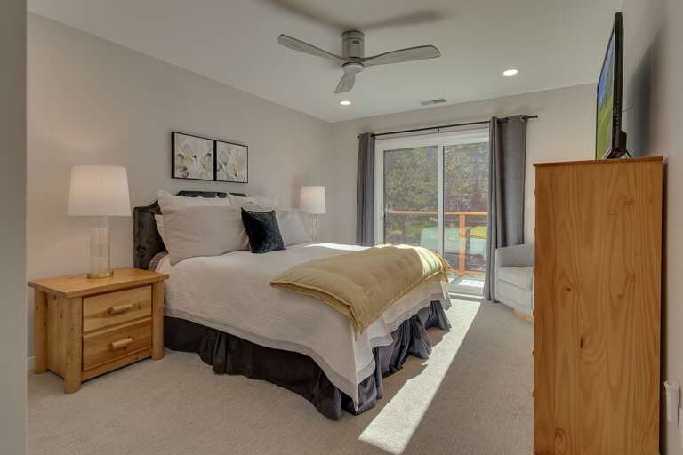 Bedroom with Queen bed