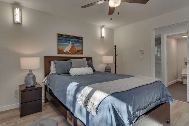 Bedroom with Queen bed