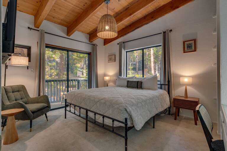 Bedroom with Queen bed