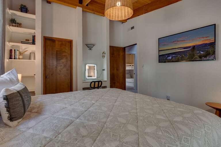 Bedroom with Queen bed