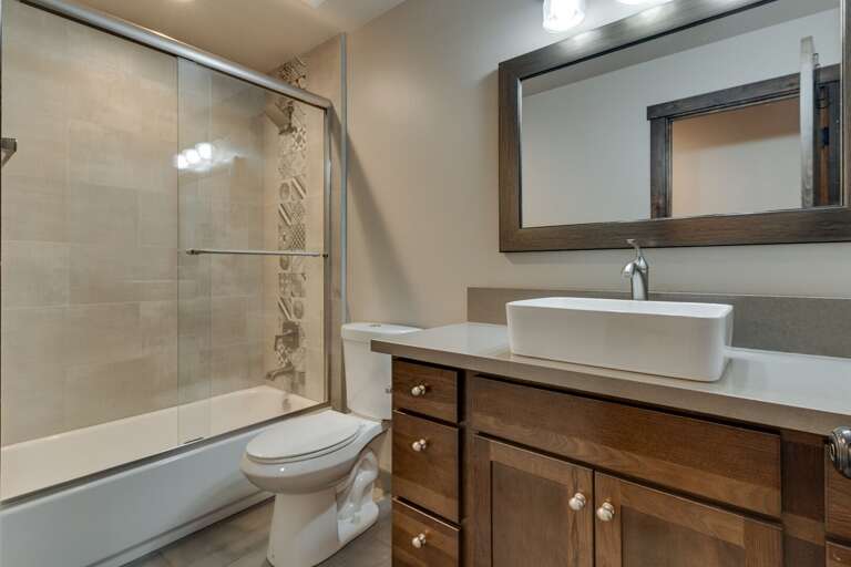 Bathroom w/ tub/shower combo