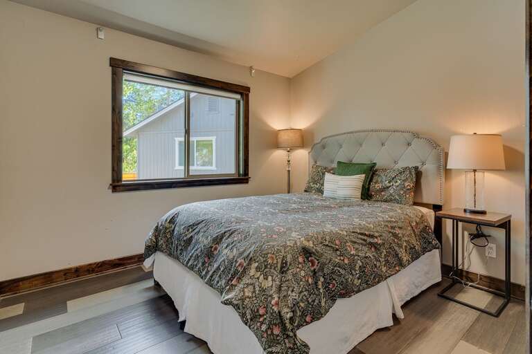 Bedroom w/ King bed
