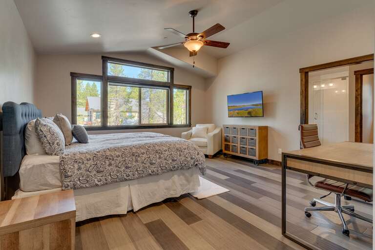 Bedroom w/ Queen bed