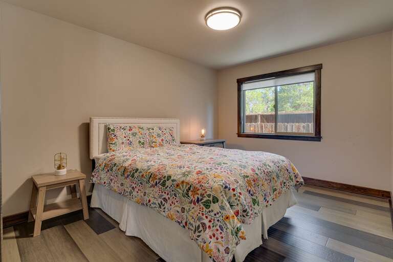 Bedroom w/ Queen bed