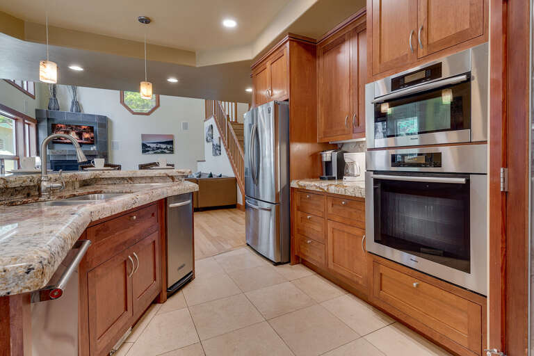 - Fully equipped kitchen with stainless steel appliances
- Spacious cooking area with ample cabinet storage
- Designed for easy group meals and gatherings