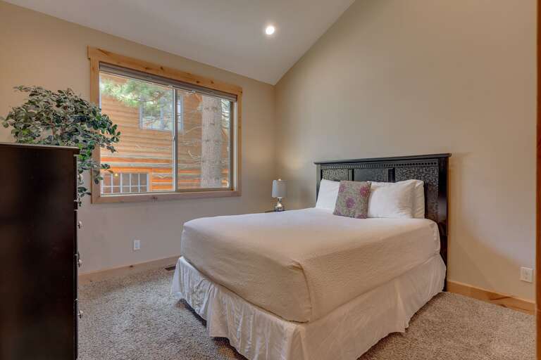 Bedroom w/ Full bed