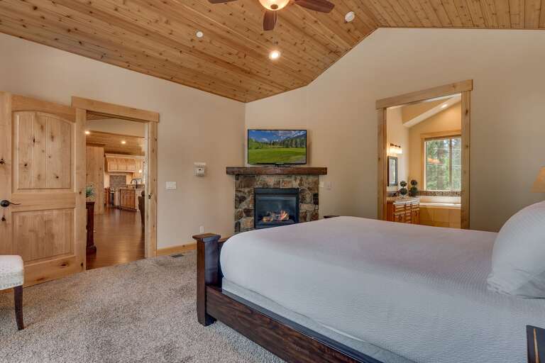 Bedroom w/ King bed