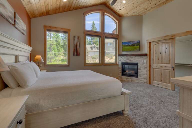 Bedroom w/ King bed