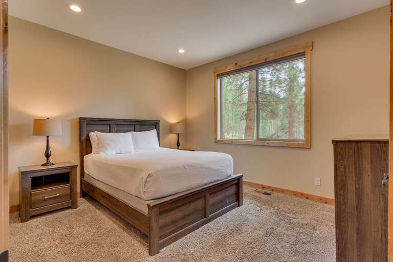 Bedroom w/ Queen bed