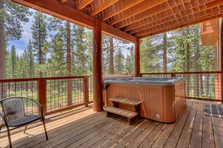 Deck w/ hot tub