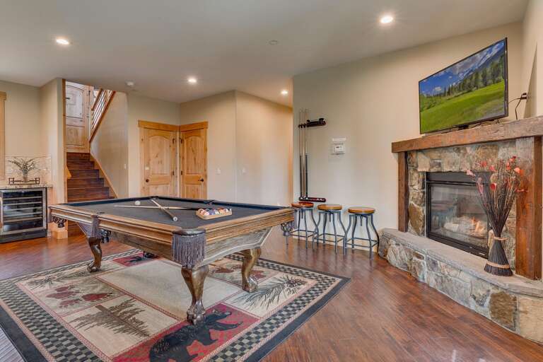 Game room w/ pool table