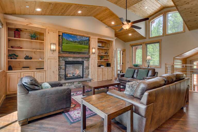 Living area w/ contemporary furniture