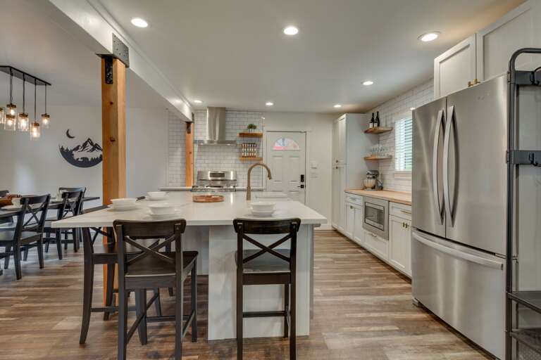 Fully-equipped kitchen & island seating