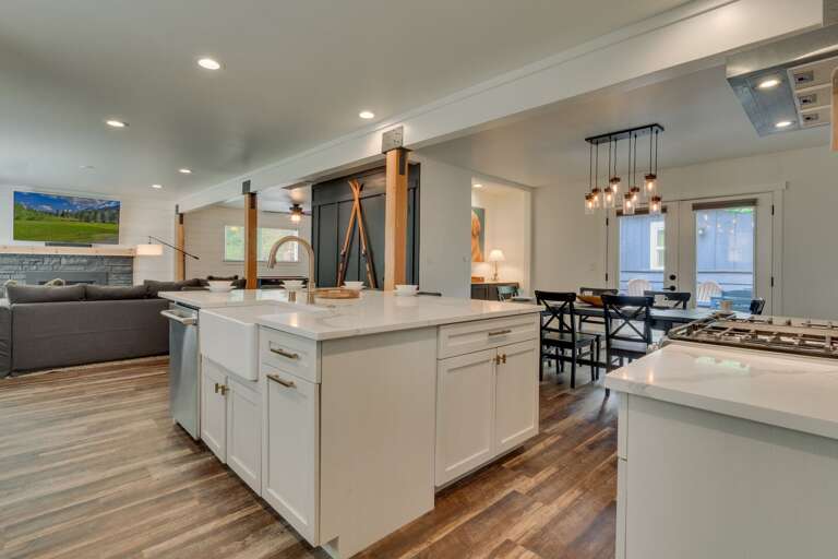 Fully-equipped kitchen & island seating
