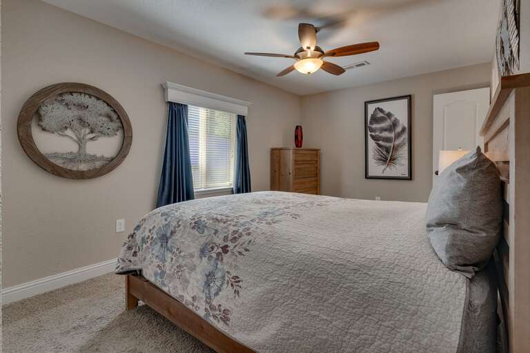 Bedroom with Full bed