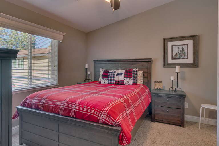 Bedroom with Queen bed