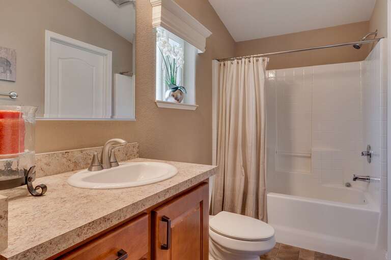 Bathroom with Tub/Shower combo