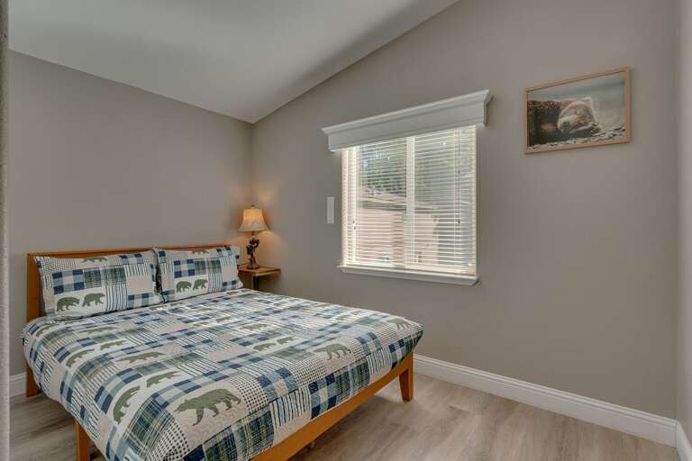 Bedroom with Queen bed