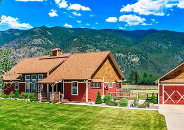 Vacay | Backyard Mountains | Hot Tub & Fire Pit